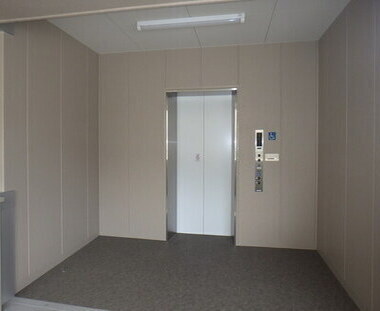 市立加茂小学校エレベーター内観の写真