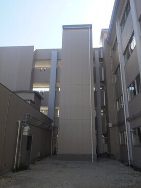 市立加茂小学校エレベーター外観の写真