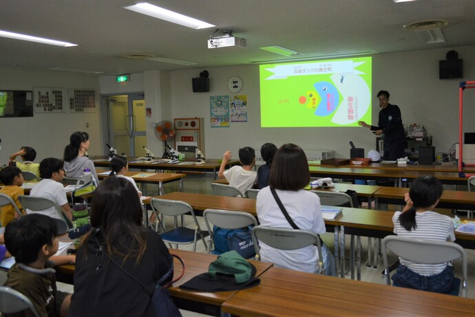 スライドで原田処理場について学ばれる様子