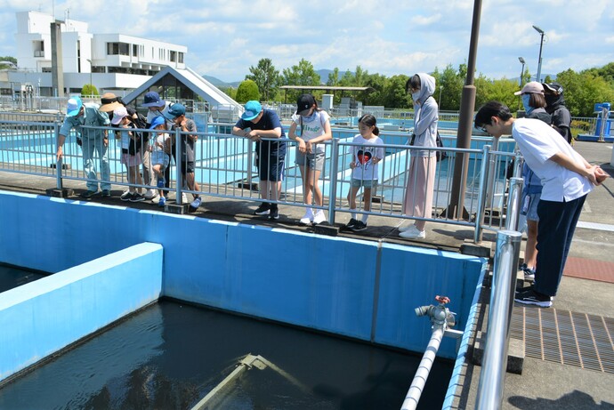 浄水施設を見学するようす