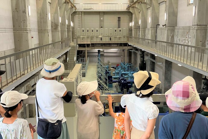 送水ポンプを見学されるようす