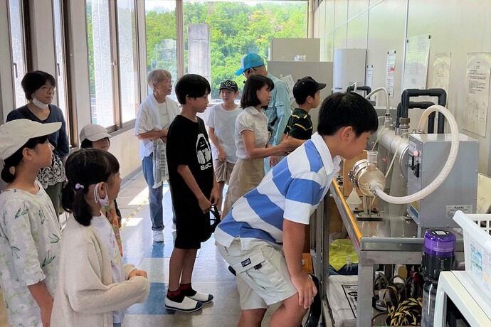 臭気検査を体験されるようす