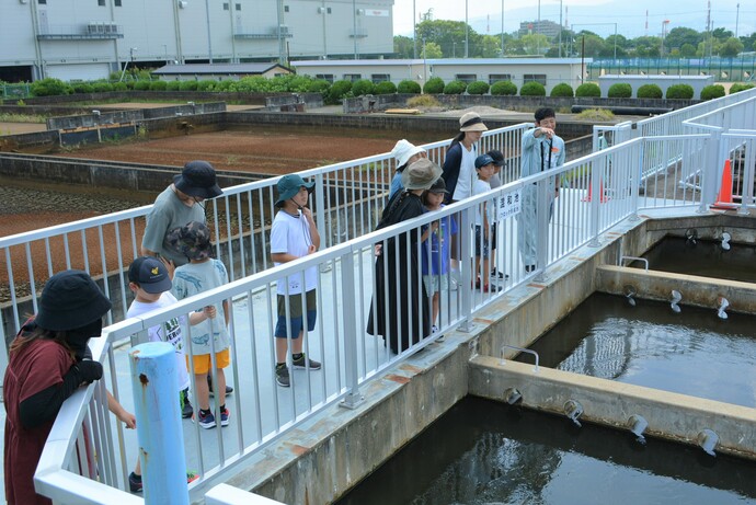 浄水工程を見学される様子