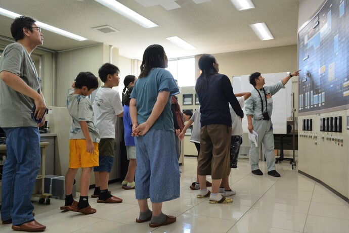 中央監視室を見学するみなさん