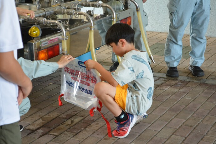 応急給水体験のようす