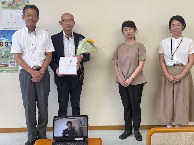 退任する倉見教育委員を囲んでの記念撮影