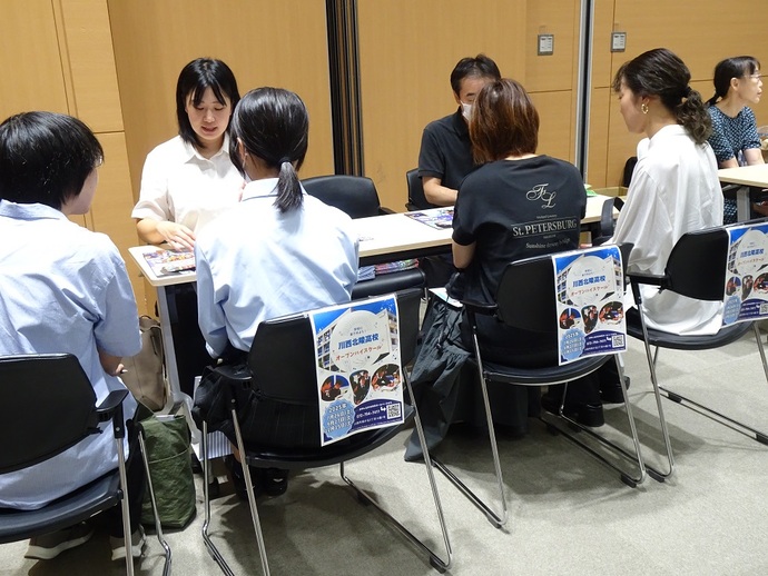 2025年度「個別進学相談会」（川西会場）での相談の様子