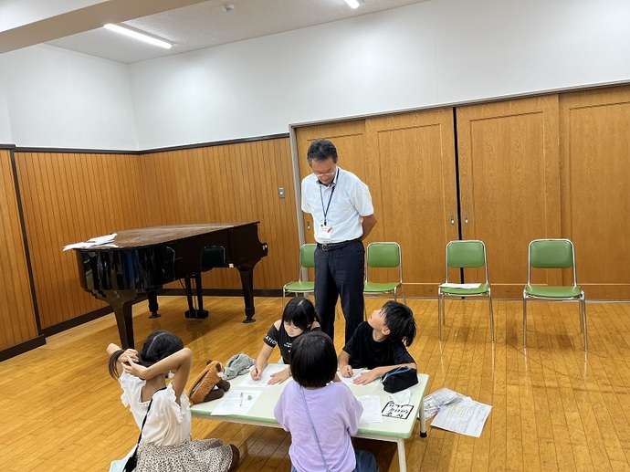 川西市立加茂小学校4年生の理科の授業における単元内自由進度学習の様子