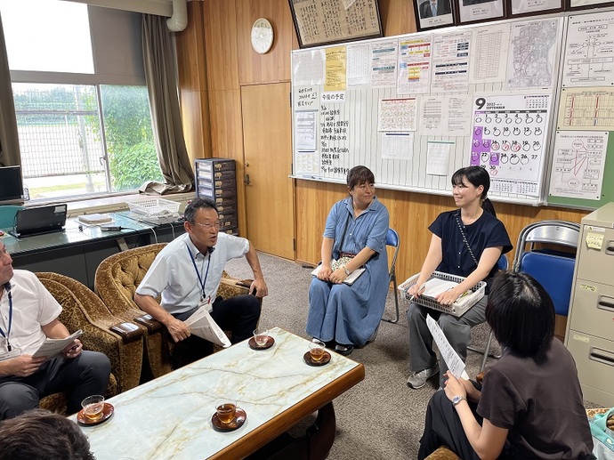 川西市立加茂小学校4年生の理科の授業における単元内自由進度学習について振り返りを協議する担当教諭・当該校校長と市教育委員会指導主事