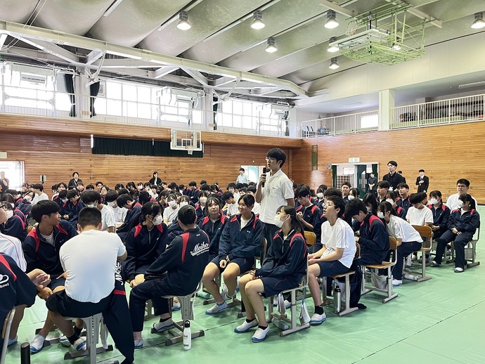 川西市立明峰中学校3年生と市長・教育長・教育委員との意見交流会で自分の意見を発表する生徒