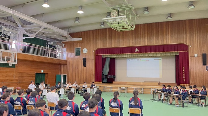 川西市立明峰中学校3年生と市長・教育長・教育委員との意見交流会の様子