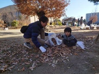 落ち葉を拾う写真