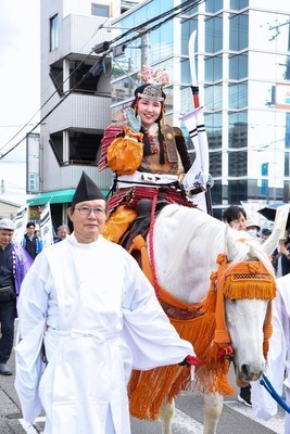 清和源氏まつり懐古行列(白馬に騎乗した巴御前)