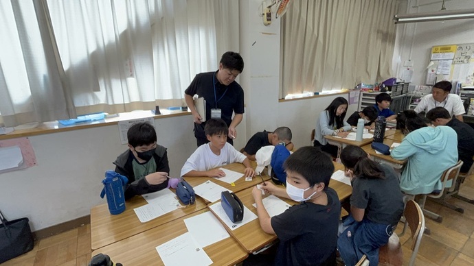 グループで自分たちの学びから考えたことを交流する清和台小・清和台南小の児童たち