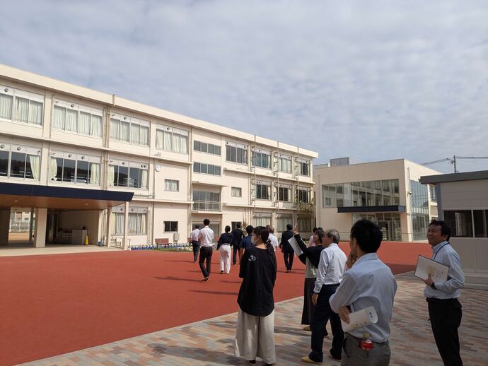 「学校のありかた懇話会」メンバーで加古川市立両荘みらい学園を視察