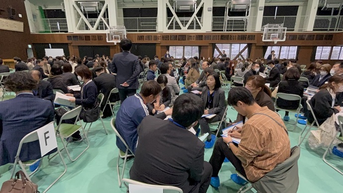 川西市立緑台小学校「学びの深化」実践研究発表会の教職員小グループによる協議