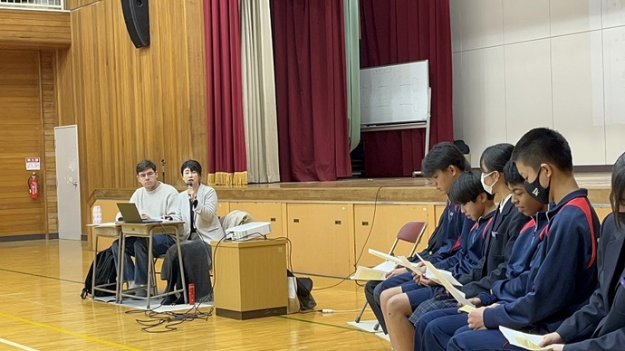 川西市立明峰中学校で開催されたウクライナ避難学生との学習会における個別質問の様子