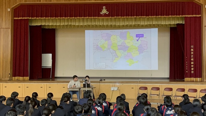川西市立明峰中学校で開催されたウクライナ避難学生との学習会の様子