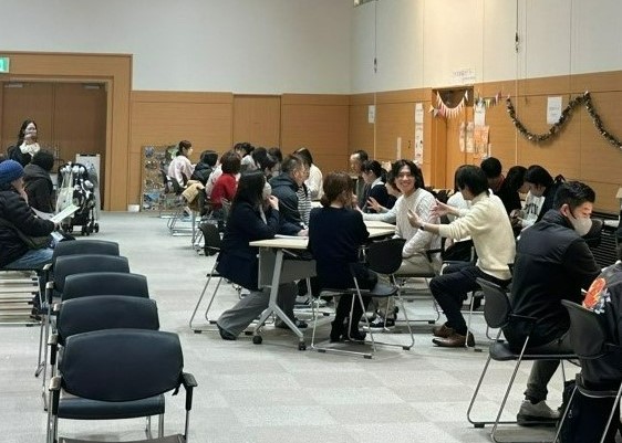 アステホールで開かれた「学びの多様化」相談会における各ブース個別相談の様子