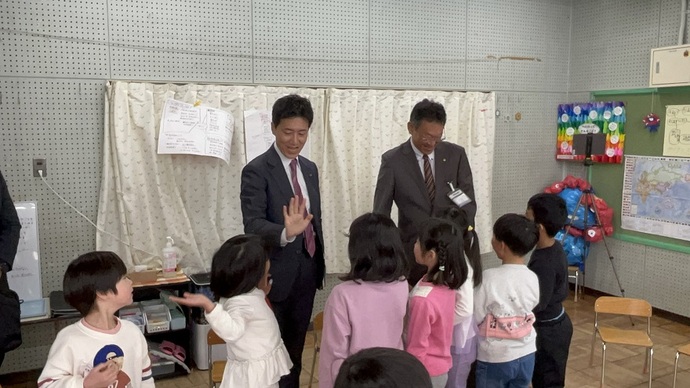 交流会終了後、市長・教育長と交流する川西市立小戸保育所の年長児