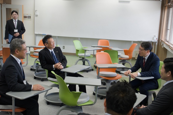 協定締結後、兵庫教育大学内のSteam Labo教室を見学