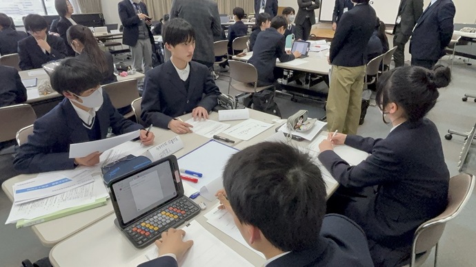 3月に開催した市立中学校・特別支援学校の新生徒会役員意見交流会でのグループ内意見交流の様子