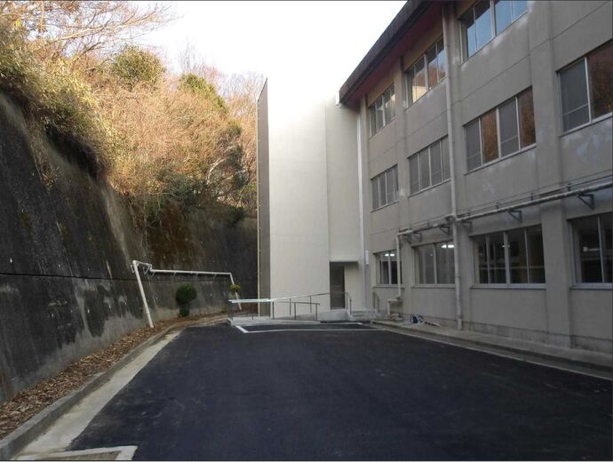 市立多田東小学校エレベーター外観の写真