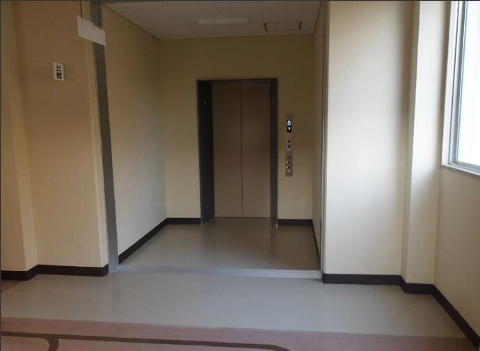 市立多田東小学校エレベーター内観の写真