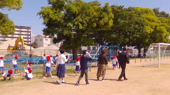 川西市立加茂小学校での教育委員協議会開催時の1年生体育科見学
