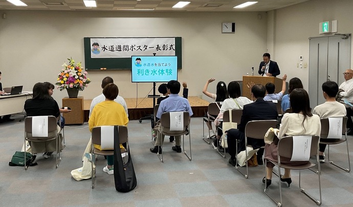 写真：利き水体験の様子