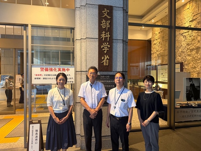 文部科学省前の石田教育長・佐々木教育委員・金子教育委員と藤岡地域学習推進課長