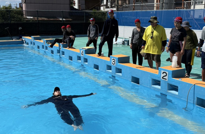 水の事故から命を守る着衣泳講習会を開催