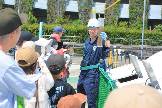 屋外施設を見学中の様子（2）