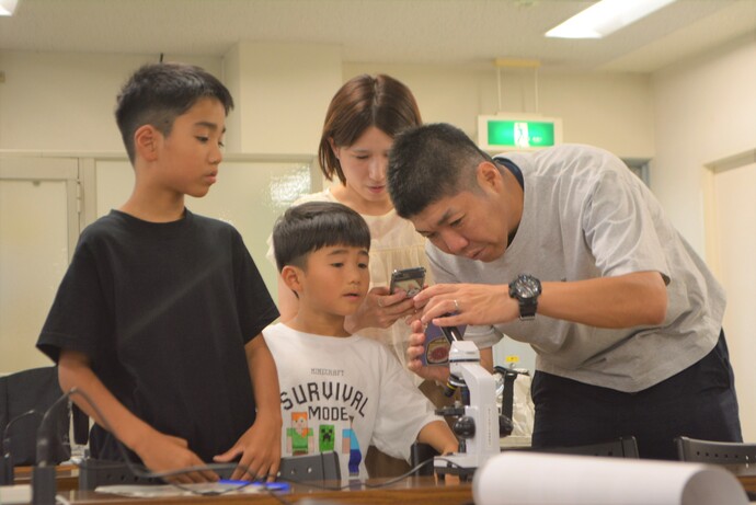 顕微鏡で観察される様子