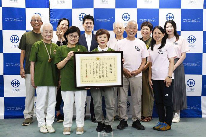 令和8年度環境保全功労者等環境大臣表彰を受賞された「渓のサクラを守る会」の皆様に表敬訪問いただいた時の写真