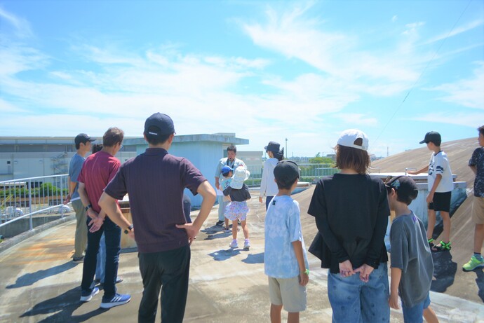 配水池を見学される様子