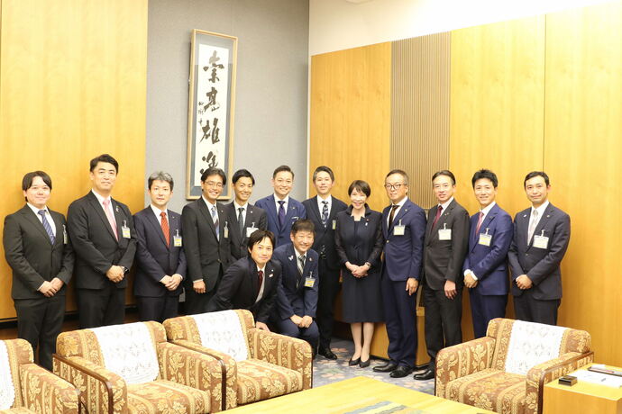 全国青年市長会の副会長として首相官邸を訪問した時の写真