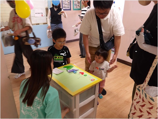 多田保育所「ありがとうの会」で保育所内をまわる子どもたち