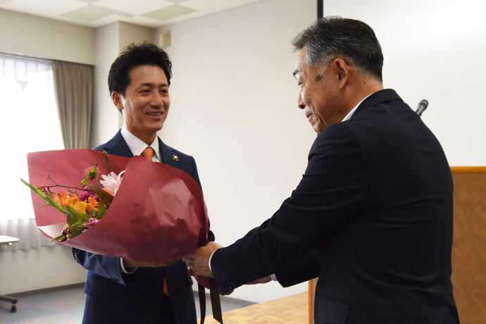 10月28日越田市長3期目初登庁時の写真